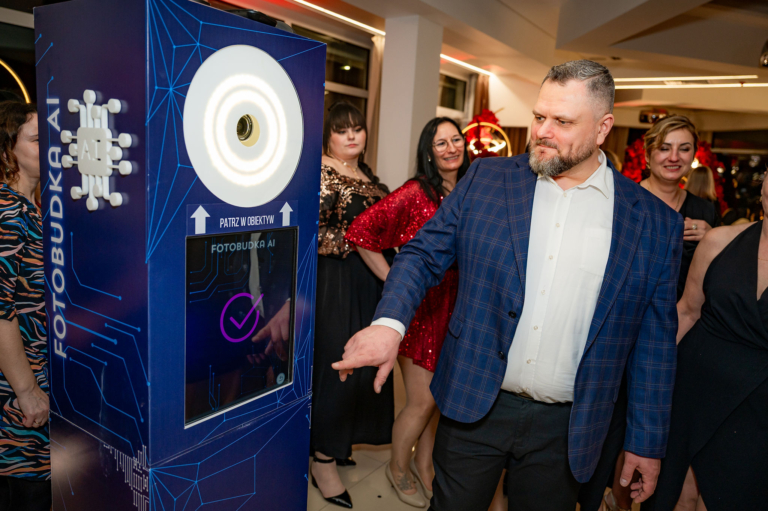 Mężczyzna korzystający z fotobudki AI podczas eventu