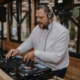 DJ Szumny miksujący muzykę przy profesjonalnej konsolecie