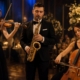 Skrzypaczka grająca na żywo podczas eleganckiego przyjęcia